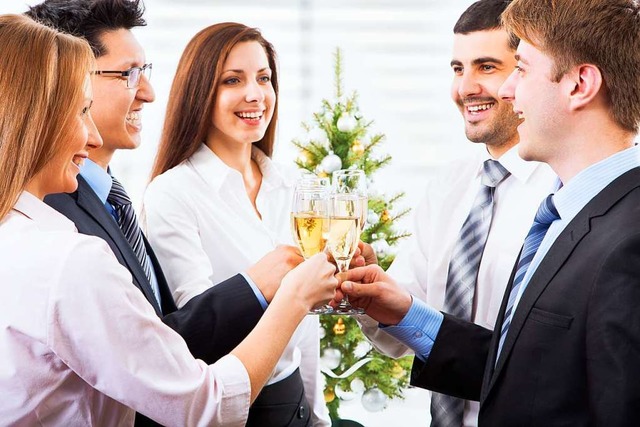 Wenn der Chef bei der Weihnachtsfeier ...Mitarbeitern bisweilen auch das Du an.  | Foto: adobestock