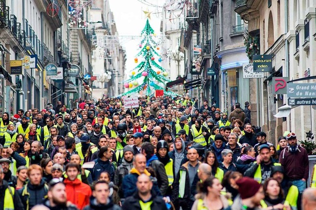Die Gilets jaunes bei einer Demonstration in Nantes.  | Foto: AFP