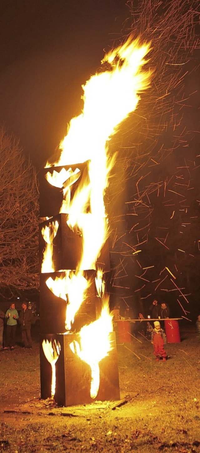 Eine Gelegenheit zur Besinnung bot der brennende Feuertulpenturm im Grtt.  | Foto: Martina David-Wenk