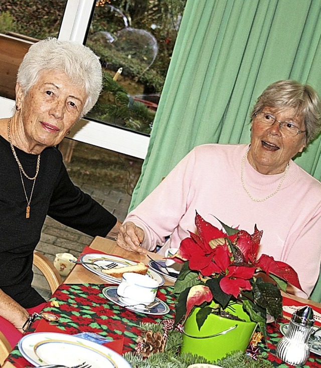 Ursula Kussauer (links) und Gertrud Ha...geistert vom offenen Weihnachtsabend.   | Foto: Ralph Lacher