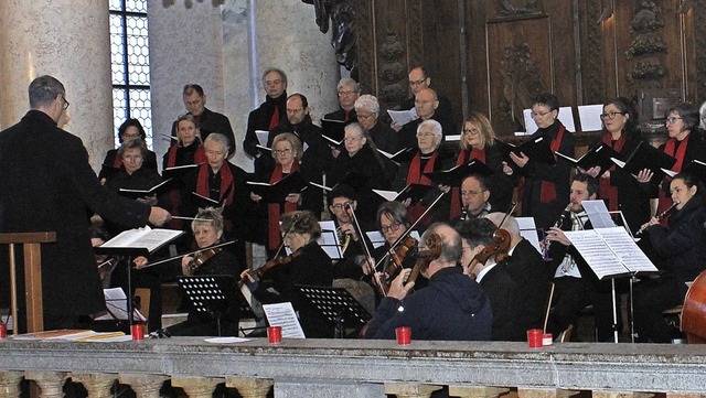 Der festliche Charakter des Weihnachts... Dirigent Michael Neymeyer verstrkt.   | Foto: Cornelia Liebwein