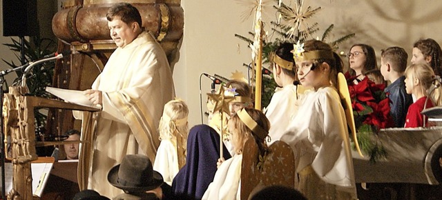 Pfarrer Klaus Fietz wurde bei der Gest...hen Kindern und Musikern  untersttzt. 