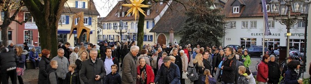 Auf dem Lindenplatz lauschten die Besu...eihnachtlichen Klngen der Turmblser.  | Foto: Norbert Sedlak