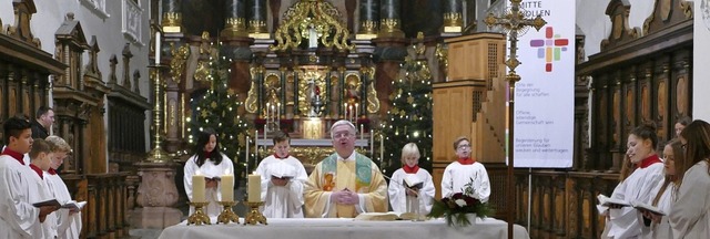 Dekan Peter Berg zelebrierte zelebrierte die Christmette in der Heiligen Nacht.   | Foto: Michael Gottstein