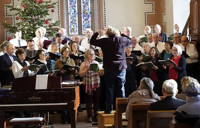 Der Gemeinschaftschor unter Leitung vo...t von Matthias Krger an der Orgel.     | Foto: Walter Bronner