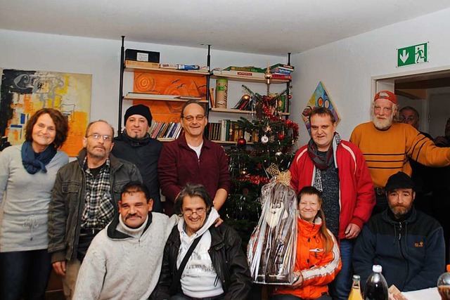 Sie gehrten zu denen, die in der Wrm... dem Christbaum stehend) feierte mit.   | Foto: Norbert Sedlak