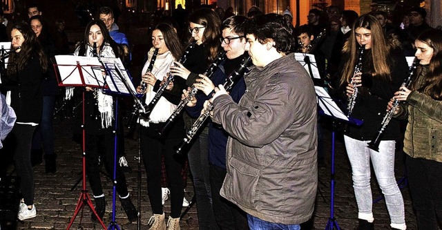 Viel Publikum lauschte an Heilig Abend den Weihnachtsliedern.   | Foto: Zahn