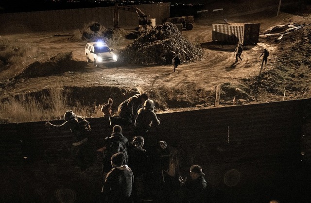 Migranten berwinden am zweiten Weihna...dann der US-Grenzpolizei  zu stellen.   | Foto:  Dpa