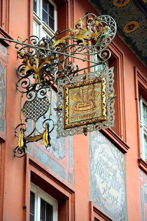 Wandmalerei und Wappen erinnern an die...igen Eigentmer des Kleinen Meyerhofs.  | Foto: Ingo Schneider
