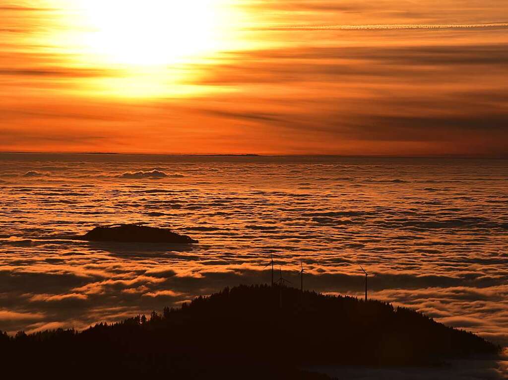 Ein Farbrausch in Rot-Gold: So schn ist ein Sonnenuntergang auf dem Kandel bei Inversion.