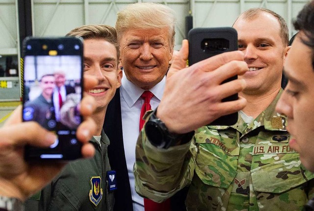Donald Trump mit US-Soldaten im Irak  | Foto: AFP