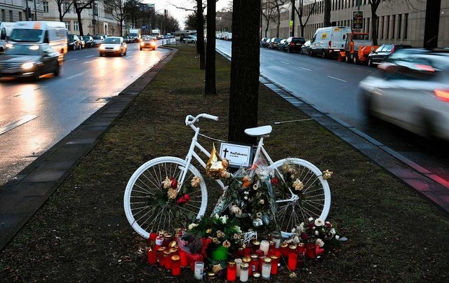 Das Fahrrad erinnert an das Opfer eines tdlichen Fahrradunfalls.  | Foto: dpa