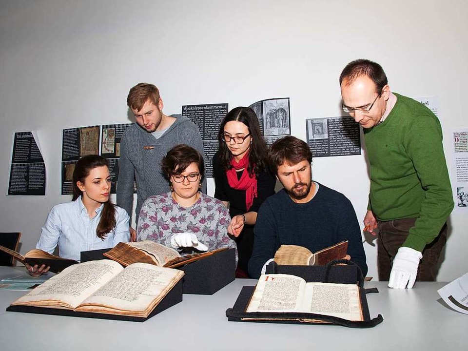 Studierende der Mittelalter- und Renaissance-Studien bei einer Übung.  | Foto: Nasser Parvizi
