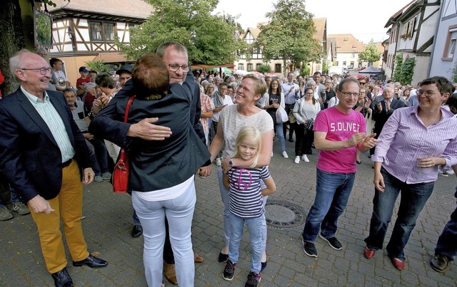 Harald Lotis wurde in seinem Amt als B... Glckwnsche   im Kreis der Familie.   | Foto: Martin Wendel