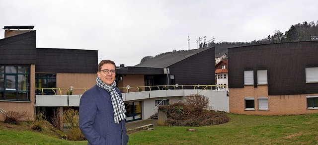 Dieter Hauser erlutert die berlegung...n-Haus zur Zukunft des Pfarrzentrums.   | Foto: Alfred Scheuble