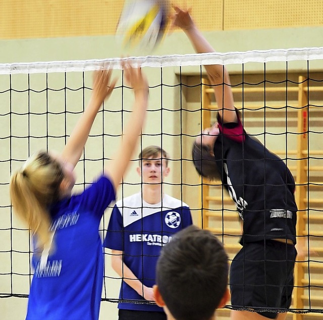 Sportlich ging es in der Turnhalle des... Mannschaften gegeneinander spielten.   | Foto: Jutta geiger