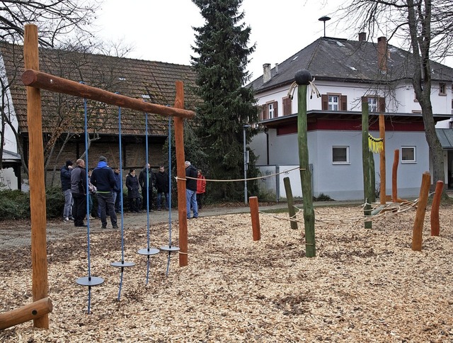 Der neugestaltete Spielplatz in Hgelh... Gemeindesaal wurde jetzt eingeweiht.   | Foto: volker mnch