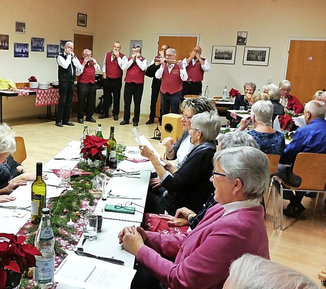 Bei der Weihnachtsfeier der TuS 60/Re... Chrli fr den musikalischen Rahmen.   | Foto: Privat