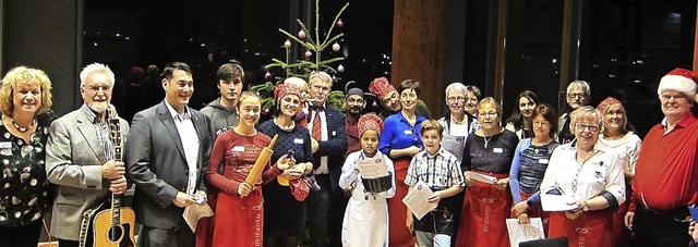 Gste, Helfer und Brgermeister sangen vorm Weihnachtsbaum gemeinsam Lieder.   | Foto: Privat