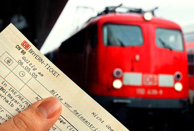 Kann man bei der Bahn bald auch Flugtickets kaufen?   | Foto: dpa