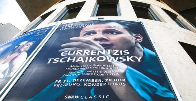 bergro, eindringlich: Currentzis-Plakat am Freiburger Konzerthaus  | Foto: dick/adobe.com