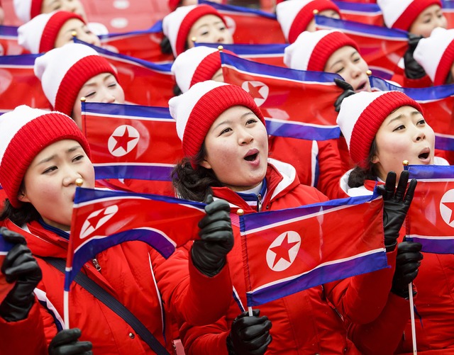 Die nordkoreanische Jubeltruppe gibt der Diktatur ein nettes Antlitz.   | Foto: DPA
