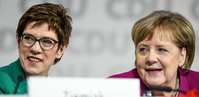 Matriarchat intakt:  Kramp-Karrenbauer (l.) mit  Vorgngerin  | Foto: dpa