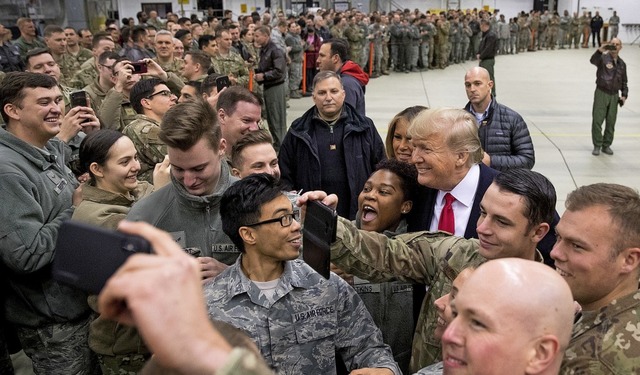 Beim Kurzbesuch von Donald und Melania...en die US-Soldaten Selfies mit ihnen.   | Foto: dpa