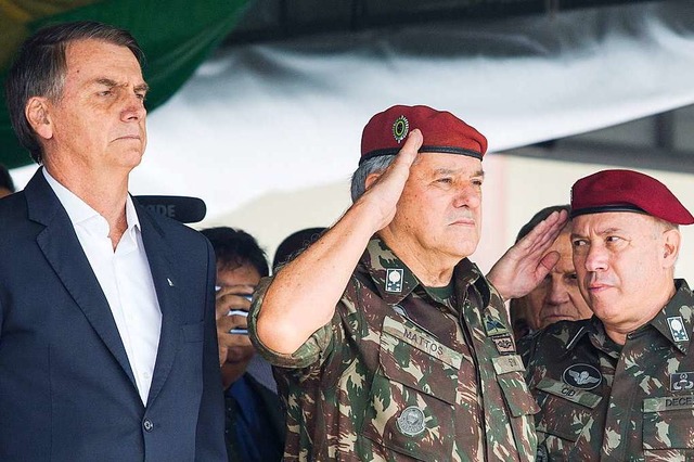 Umgibt sich gern mit Militrs: Jair Bolsonaro.  | Foto: AFP