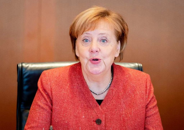 Angela Merkel am 19. Dezember am Kabinettstisch in Berlin   | Foto: dpa