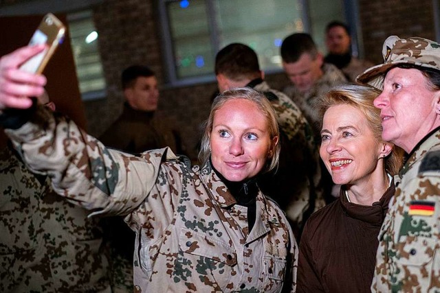 Verteidigungsministerin von der Leyen,... Uniform der Bundeswehr tragen drfen?  | Foto: dpa