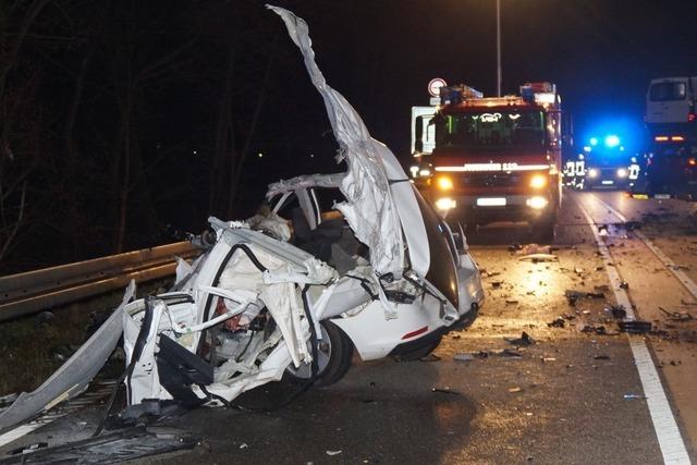 Ein Toter nach schwerem Unfall auf der Bundesstrae 33 bei Biberach