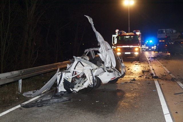 Der Fahrer starb noch an der Unfallstelle.  | Foto: kamera24.tv