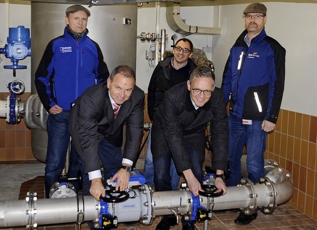 Die Brgermeister Ferdinand Burger (Wy...schuss fr die Trinkwasserversorgung.   | Foto: Roland Vitt