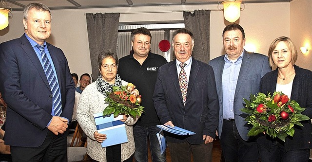 Auf 50 Jahre Betriebszugehrigkeit bei...ster Dirk Blens (links) gratulierten.   | Foto: Volker Mnch