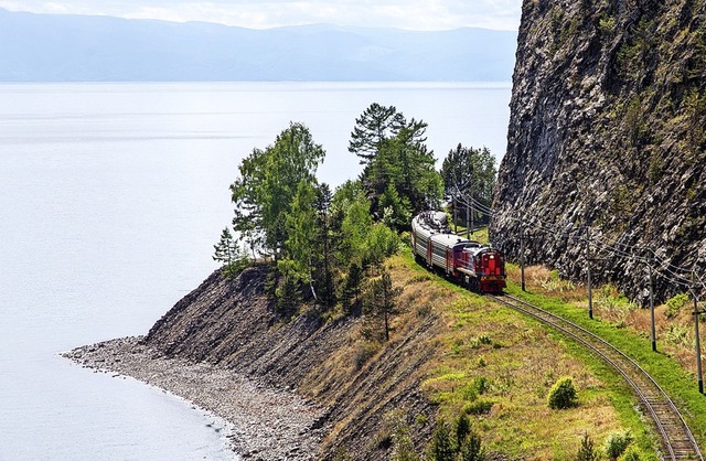 Die Transsibirische Eisenbahn verluft auch am Ufer des Baikalsees in Sibirien.   | Foto: Privat