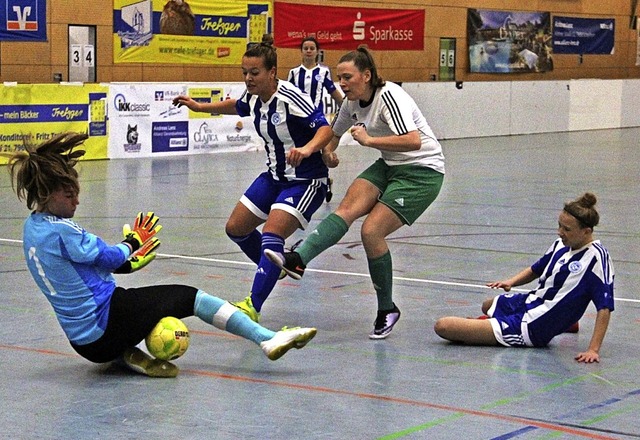 Mit Rundum-Bande huften sich beim Mag...i) gegen FC Concordia Basel 2 (blau).  | Foto: Monika Weber