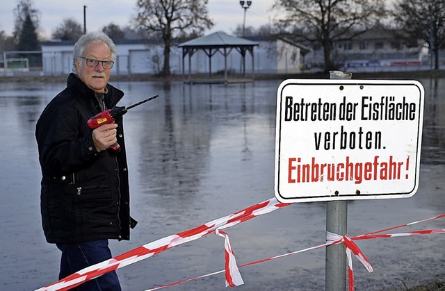 Der Hauptverantwortliche der Eisstocks...iesem Winter noch zum Einsatz kommt.    | Foto: Jrgen Mller