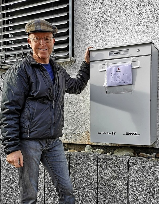 Heribert Suppanz an dem  Paketkasten von DHL, der ihm  viel rger gemacht hat.   | Foto: Holger Niederberger