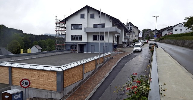 Ein neues Parkdeck und ein saniertes R...rahlen jetzt in Rickenbachs Ortsmitte.  | Foto: Archivfoto: Wolfgang Adam