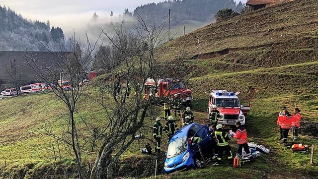 20  Feuerwehr-Aktive waren unter ander...rzeuginsassen wurden leicht verletzt.   | Foto: Feuerwehr/T. Haberstroh