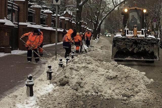 Eine Stadt kmpft gegen den Schnee