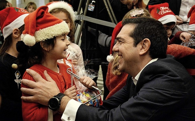 Ministerprsident Alexis Tsipras bedan...e, die ihm Weihnachtslieder vorsangen.  | Foto: dpa