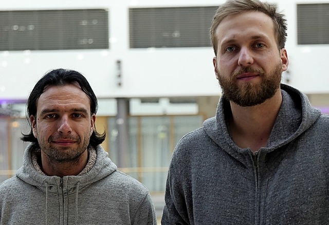 Die Berliner Hacker Jan Krissler (links) und Julian Albrecht in Leipzig   | Foto: dpa