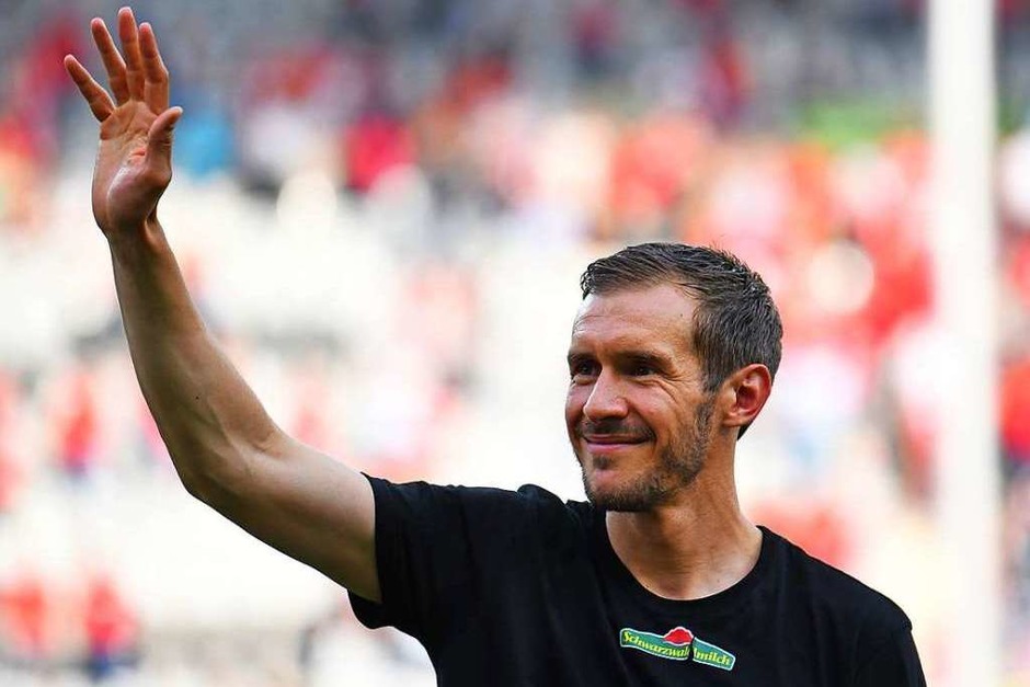 Einer der Momente 2018: Der langjährige SC-Kapitän Julian Schuster verabschiedet sich nach dem letzten Heimspiel im Sommer von den Fans. Er beendete seine Karriere. (Foto: dpa) Einer der Momente 2018: Der langjährige SC-Kapitän Julian Schuster verabschiedet sich nach dem letzten Heimspiel im Sommer von den Fans. Er beendete seine Karriere. (Foto: dpa)