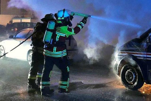 Mehrere Feuerwehreinstze wegen brennender Autos in Herbolzheim