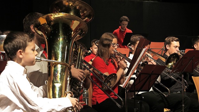Wie die Profis: das Jugendorchester de...im unter der Leitung von Nicola Mller  | Foto: Philipp