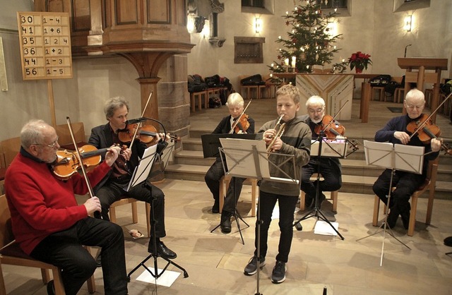 Malte Ranke gewann mit seinem Trompete...Links Helmut Bauckner mit der Violine.  | Foto: Rolf Reimann