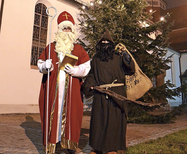 Der Nikolaus und Knecht Ruprecht zhle... ihre guten und schlechten Taten auf.   | Foto: Pfadfinder Wehr