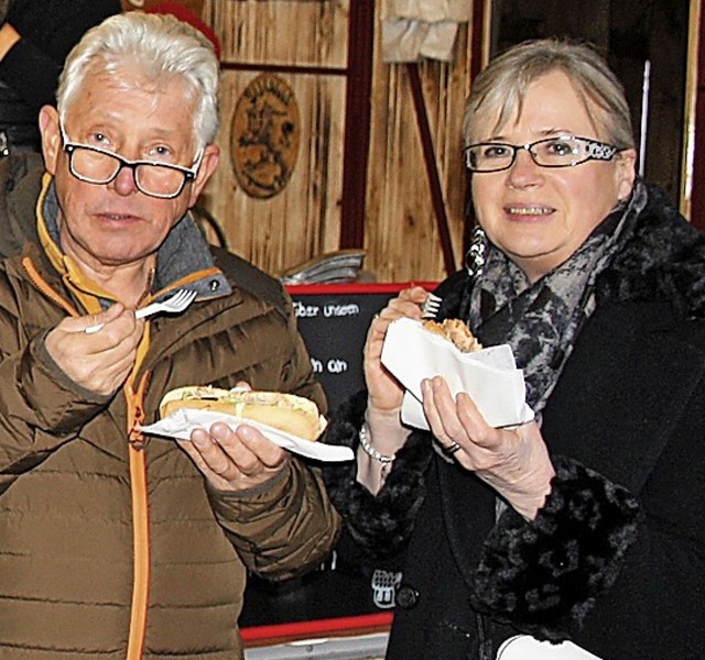 Nach Herzenslust schlemmen konnten die Besucher im Todtmooser Winterdorf.  | Foto: Andreas Bhm